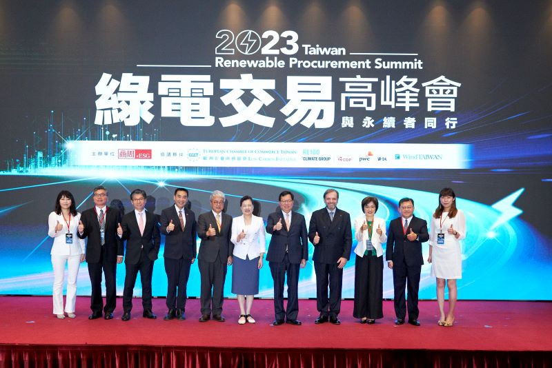 2023綠電交易高峰會齊聚國內外產官界，共商能源轉型解方，由左至右分別為啟碁科技永續長林夢如、台泥儲能科技副總黃義協、台灣離岸風電產業協會理事長林雍堯、華南金控副董事長林知延、商周集團總經理朱紀中、經濟部部長王美花、行政院副院長鄭文燦、歐洲商會理事長尹容、商業周刊總編輯劉佩修、經濟部標檢局組長黃志文、雲豹能源總經理趙書閔。