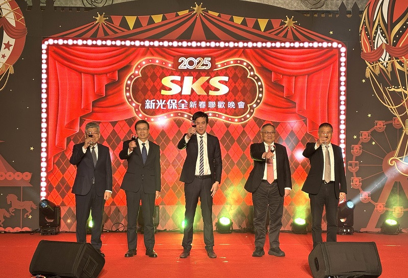 新光保全舉辦春酒晚會,董事長吳昕東(中)、總經理洪國超(右二)、執行副總黃春明(左二)慰勉同仁一年的辛勞。
