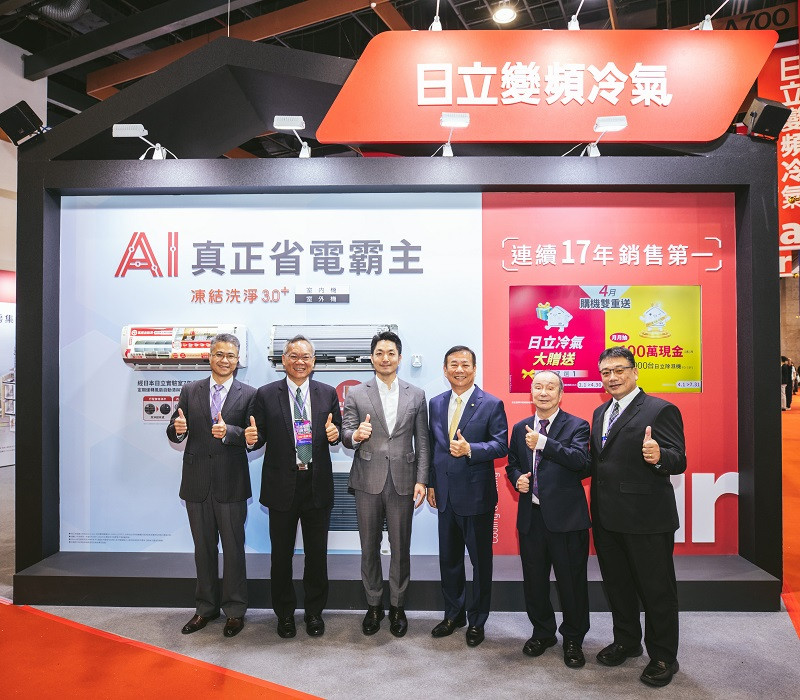 2026台北電器空調影音大展開幕，台北市長蔣萬安(左三)與台北市電器商業同業公會理事長廖全平(右三)等貴賓親臨日立冷氣展區，與日立冷氣總經理蔡清海(左二)及協理謝順泰(右一)一起體驗日立冷氣最省電的空氣潔淨科技。